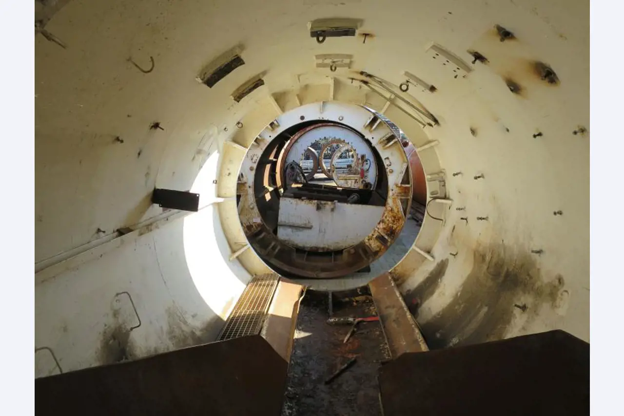 máquinas e equipamentos de construção bem conservados <br>bem como tecnologia de construção de túneis-3