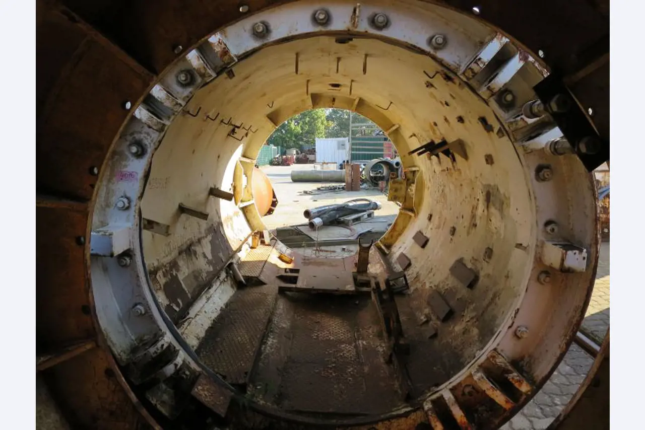máquinas e equipamentos de construção bem conservados <br>bem como tecnologia de construção de túneis-8