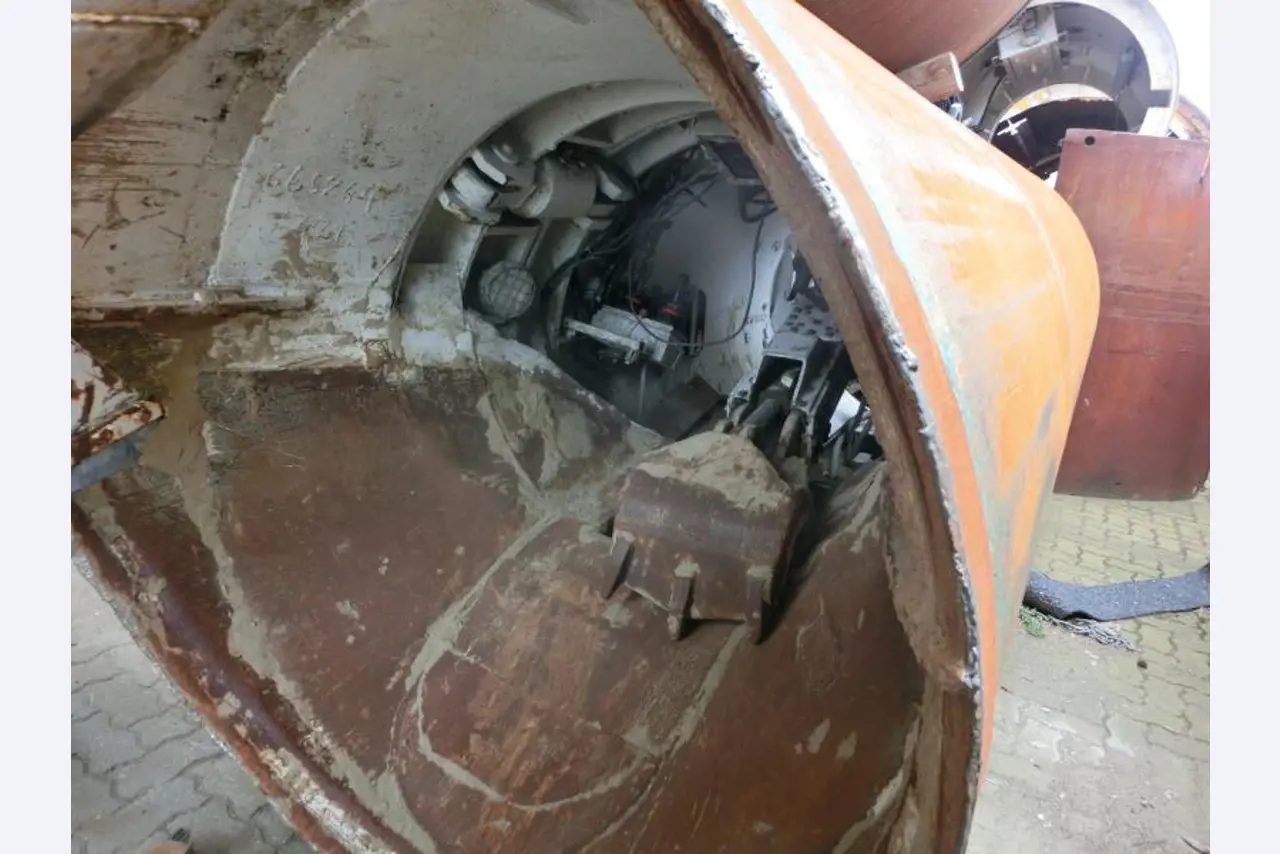 máquinas e equipamentos de construção bem conservados <br>bem como tecnologia de construção de túneis-1