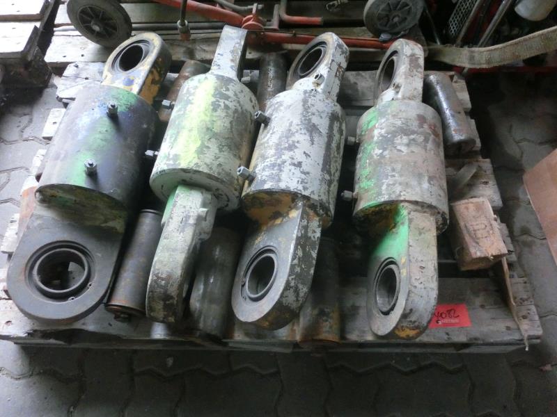 dobro vzdrževani gradbeni stroji in oprema <br>kot tudi tehnologija gradnje predorov.-1