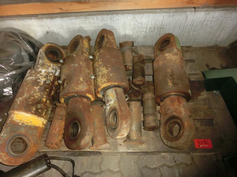 dobro vzdrževani gradbeni stroji in oprema <br>kot tudi tehnologija gradnje predorov.-2