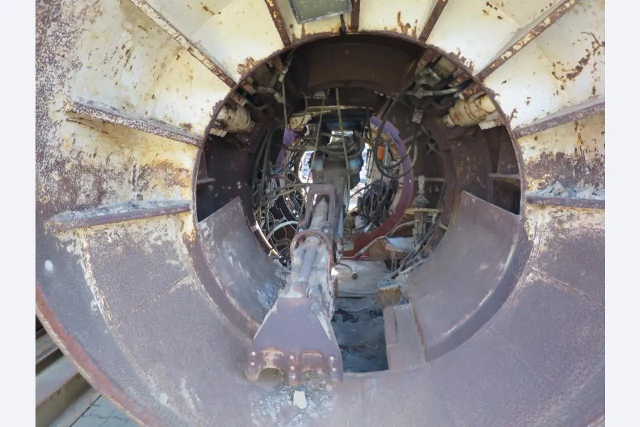 máquinas e equipamentos de construção bem conservados <br>bem como tecnologia de construção de túneis-6
