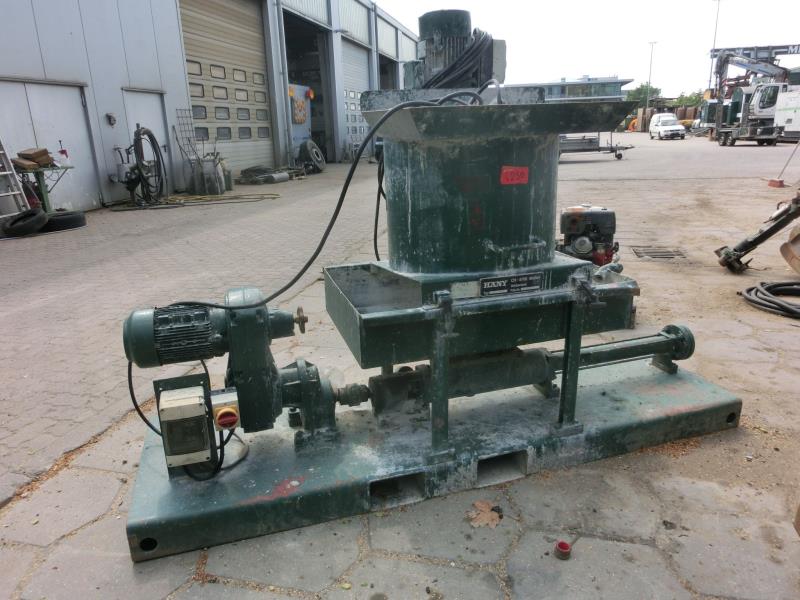 dobro vzdrževani gradbeni stroji in oprema <br>kot tudi tehnologija gradnje predorov.-1