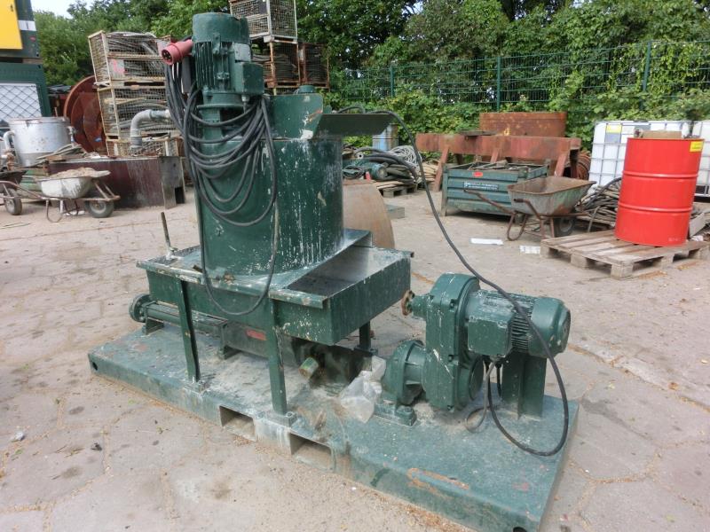 dobro vzdrževani gradbeni stroji in oprema <br>kot tudi tehnologija gradnje predorov.-2