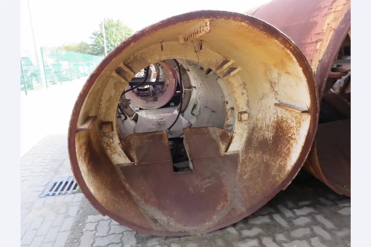 máquinas e equipamentos de construção bem conservados <br>bem como tecnologia de construção de túneis-1