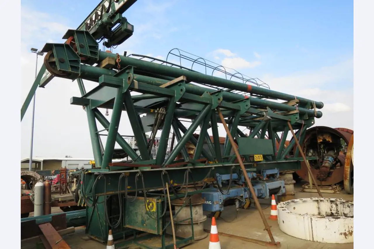 máquinas e equipamentos de construção bem conservados <br>bem como tecnologia de construção de túneis-1