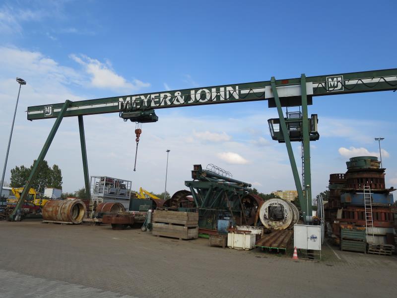 dobro vzdrževani gradbeni stroji in oprema <br>kot tudi tehnologija gradnje predorov.-1