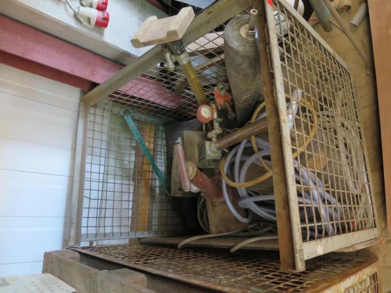 dobro vzdrževani gradbeni stroji in oprema <br>kot tudi tehnologija gradnje predorov.-1