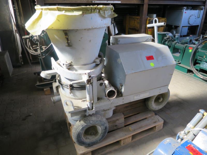 dobro vzdrževani gradbeni stroji in oprema <br>kot tudi tehnologija gradnje predorov.-1