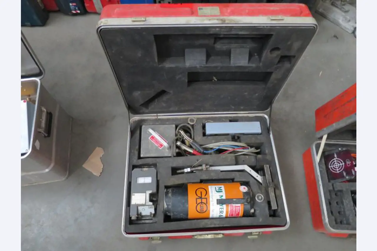 máquinas e equipamentos de construção bem conservados <br>bem como tecnologia de construção de túneis-1