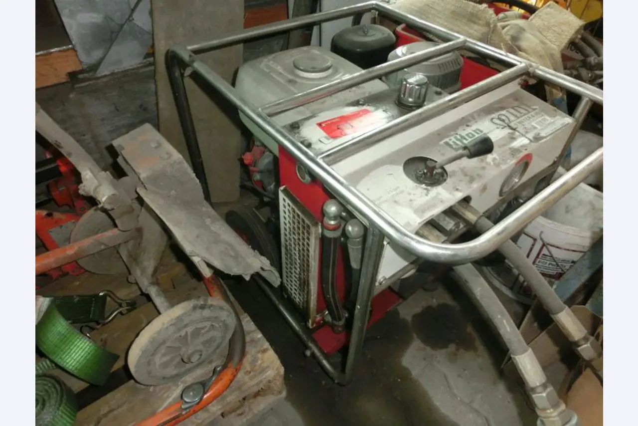 gepflegte Baumaschinen und Baugeräte <br>sowie die Tunnelvortriebstechnik-1