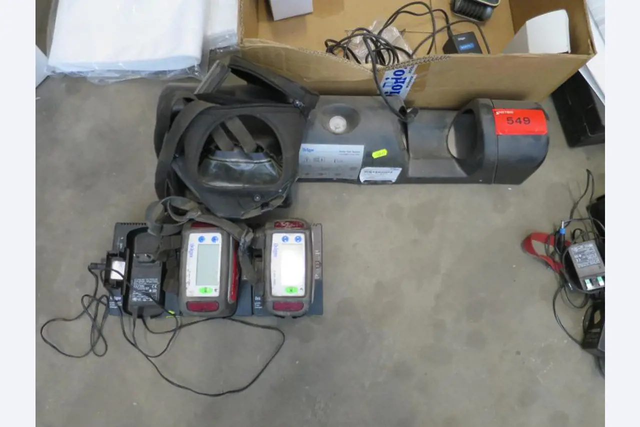 máquinas e equipamentos de construção bem conservados <br>bem como tecnologia de construção de túneis-1