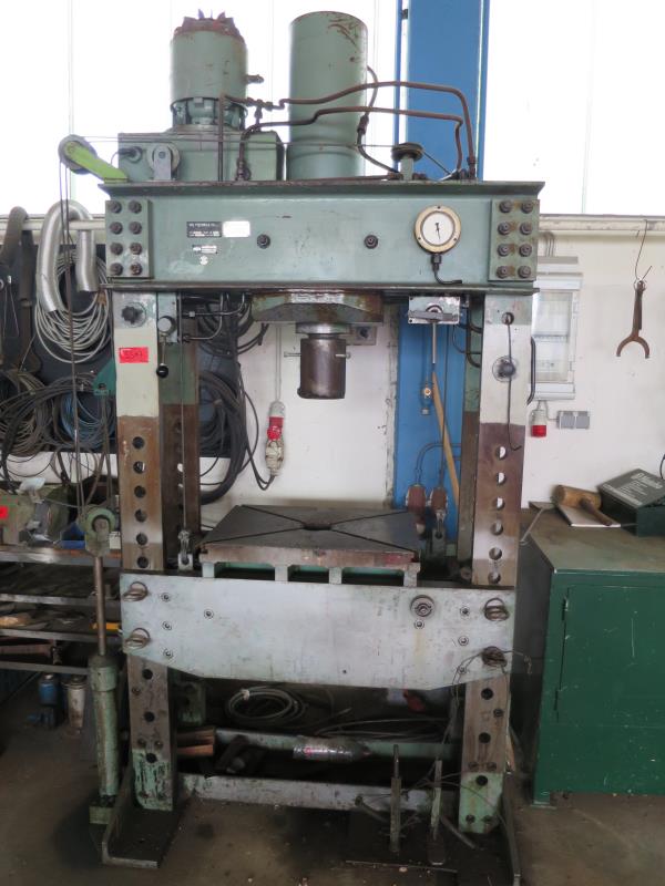 des machines et engins de chantier bien entretenus <br>ainsi que la technique de creusement des tunnels-1