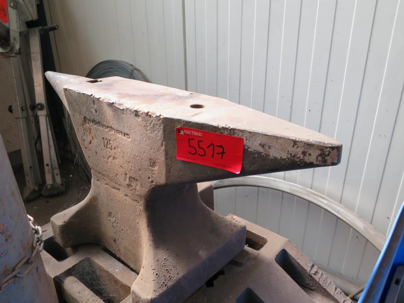 des machines et engins de chantier bien entretenus <br>ainsi que la technique de creusement des tunnels-1