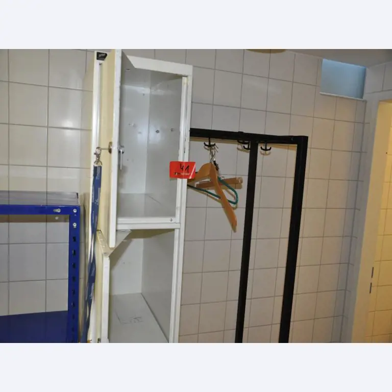 3 groupes électrogènes de secours bien entretenus, A. van Kaick-28
