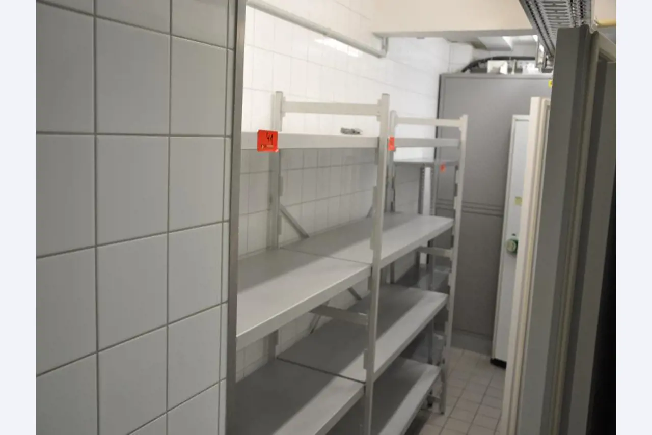 3 groupes électrogènes de secours bien entretenus, A. van Kaick-34