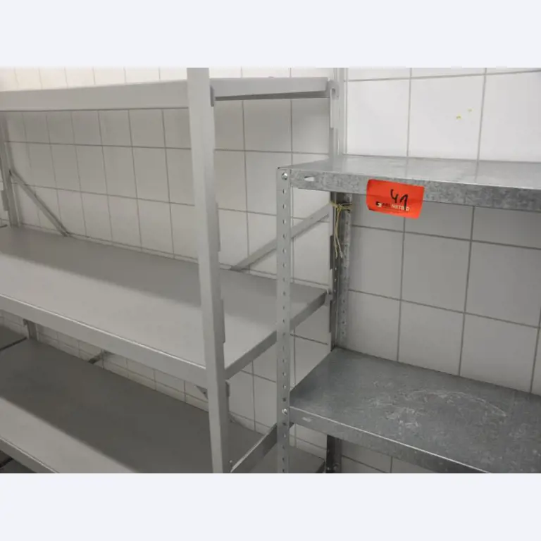 3 groupes électrogènes de secours bien entretenus, A. van Kaick-35