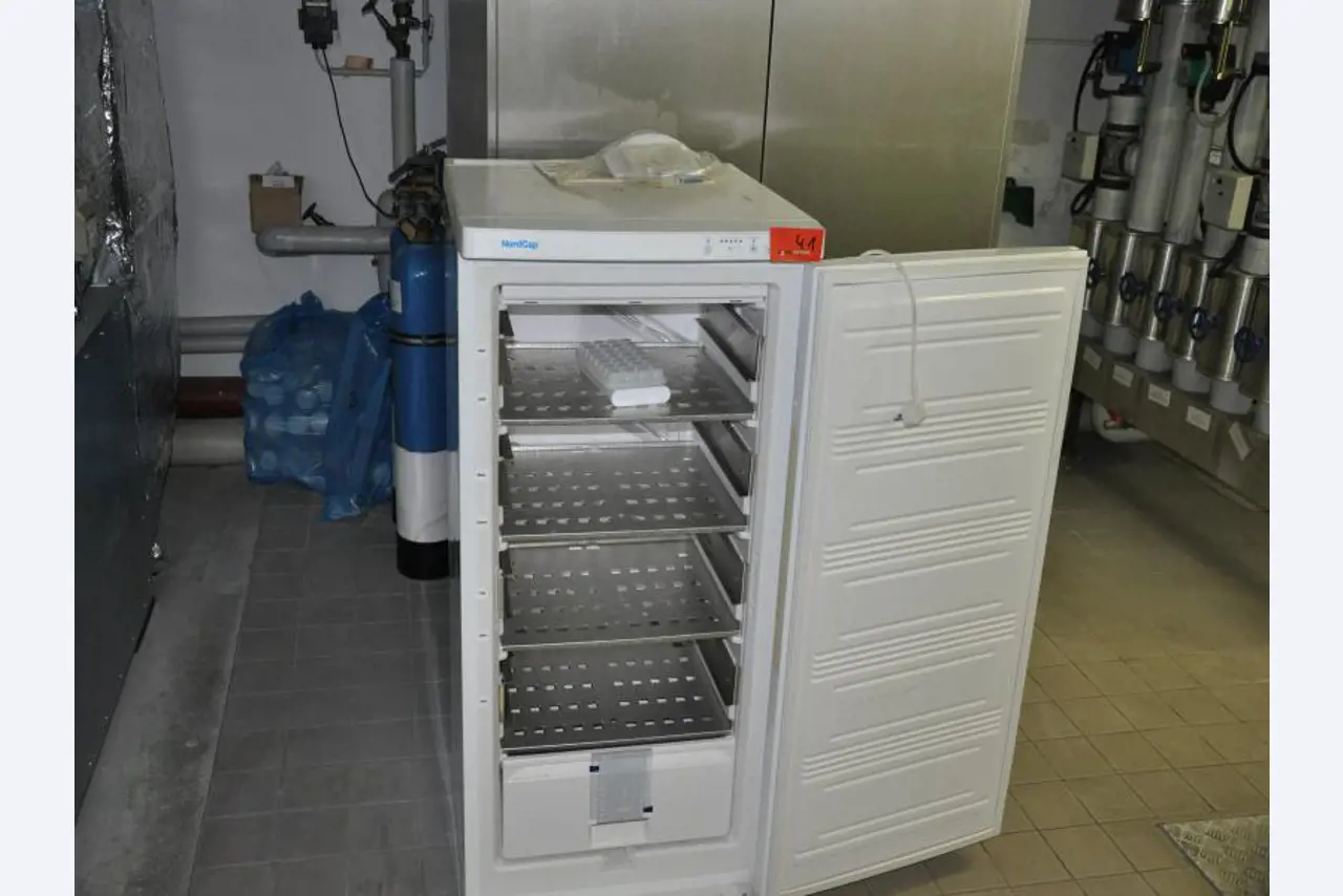 3 groupes électrogènes de secours bien entretenus, A. van Kaick-38