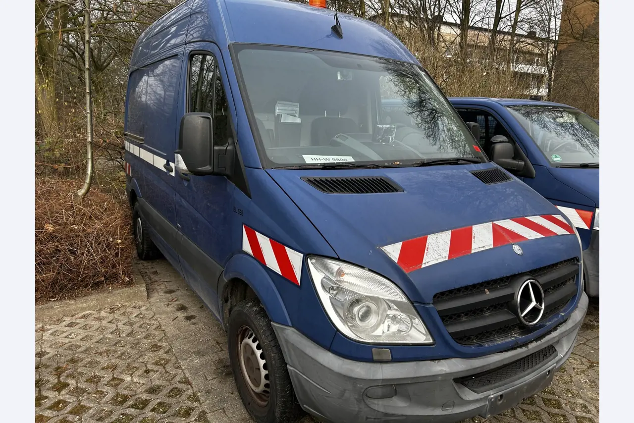 Diversos veículos municipais, veículos-oficina e automóveis-4