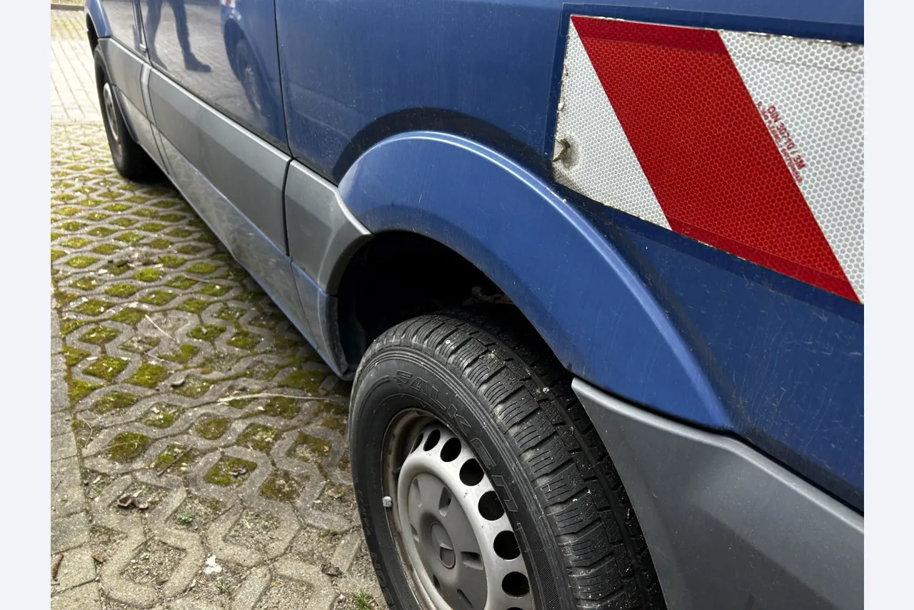Diversos veículos municipais, veículos-oficina e automóveis-7