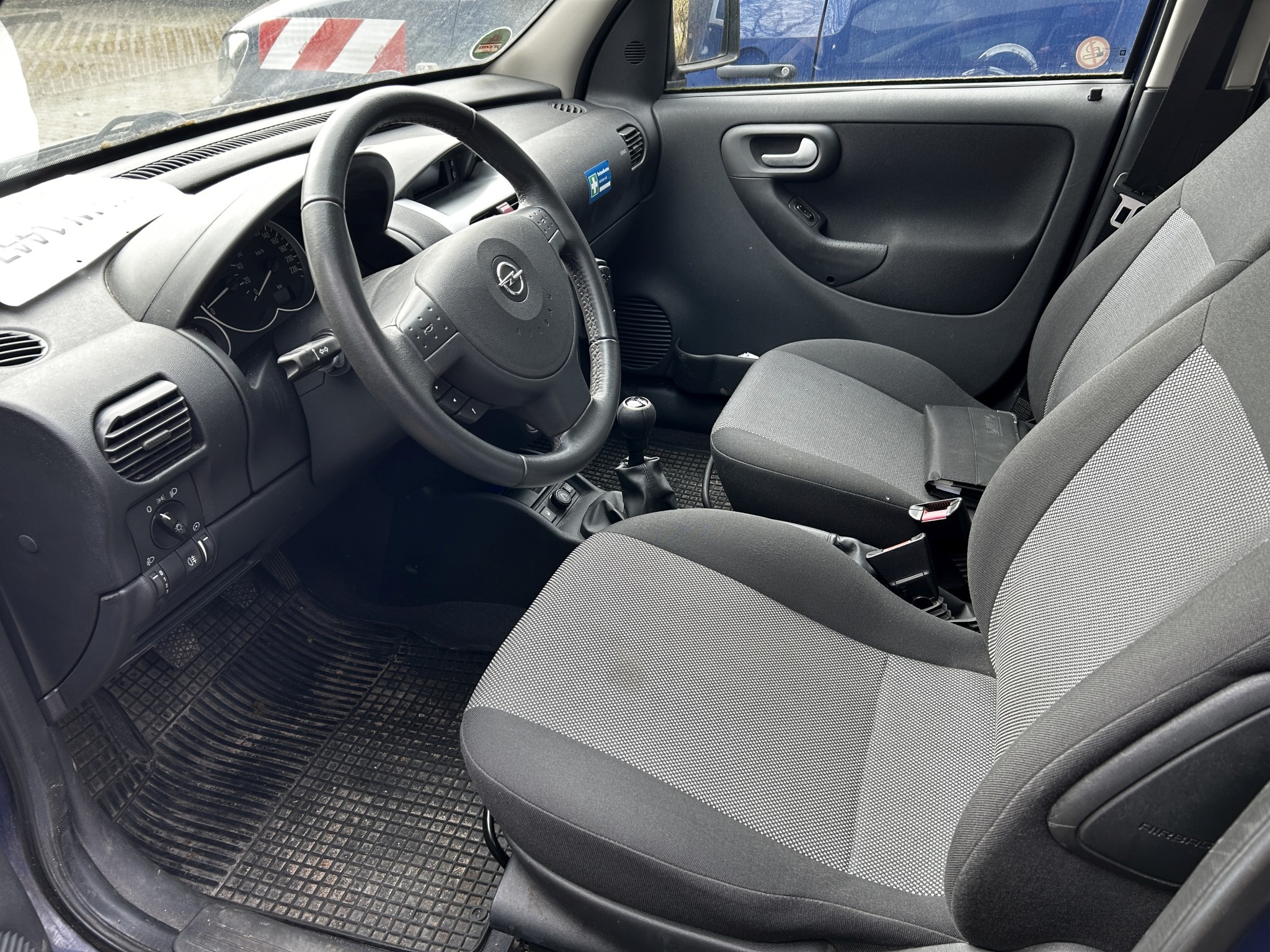 Material de laboratório em bom estado de conservação proveniente das existências públicas
-11