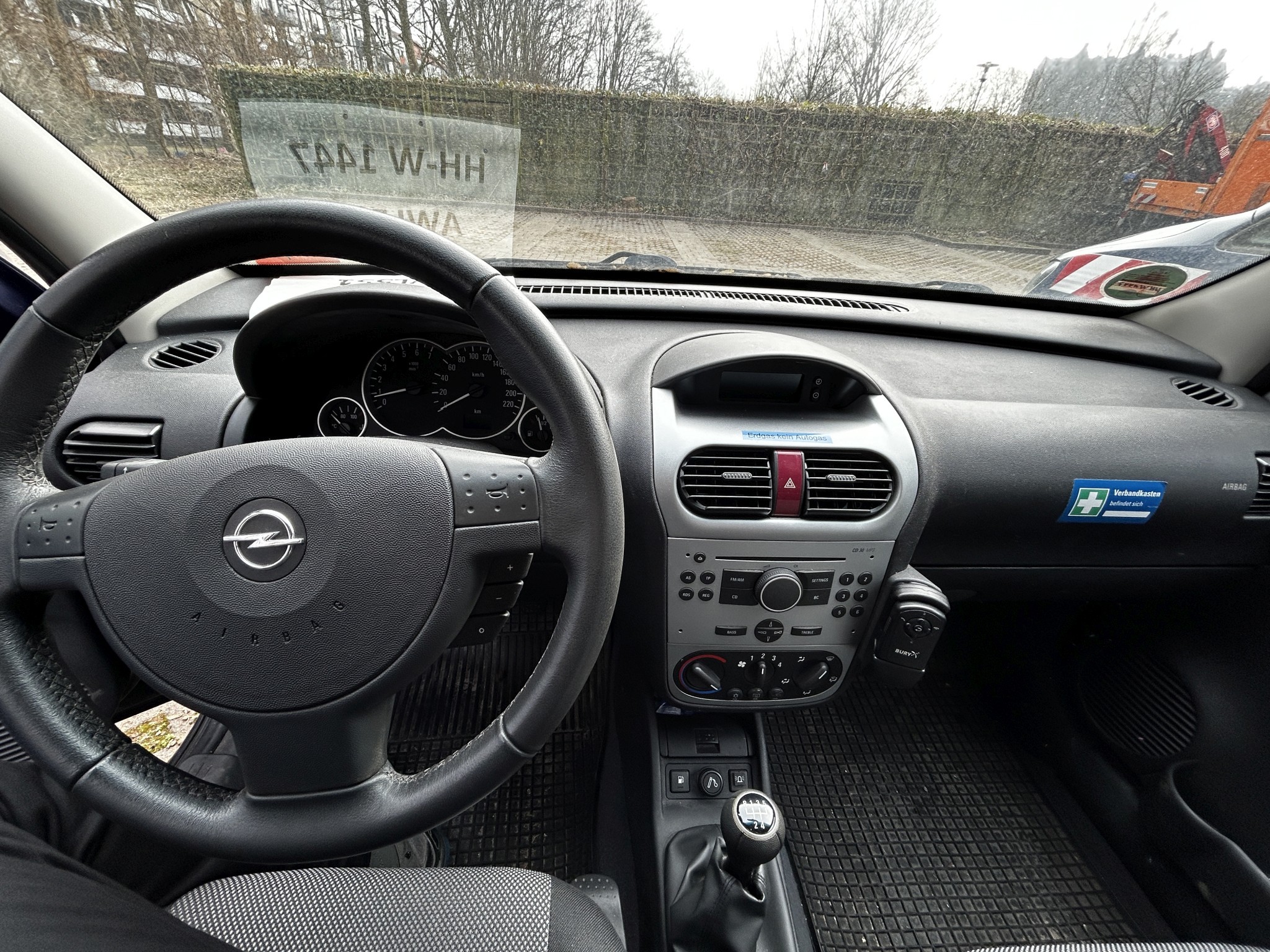 Material de laboratório em bom estado de conservação proveniente das existências públicas
-12