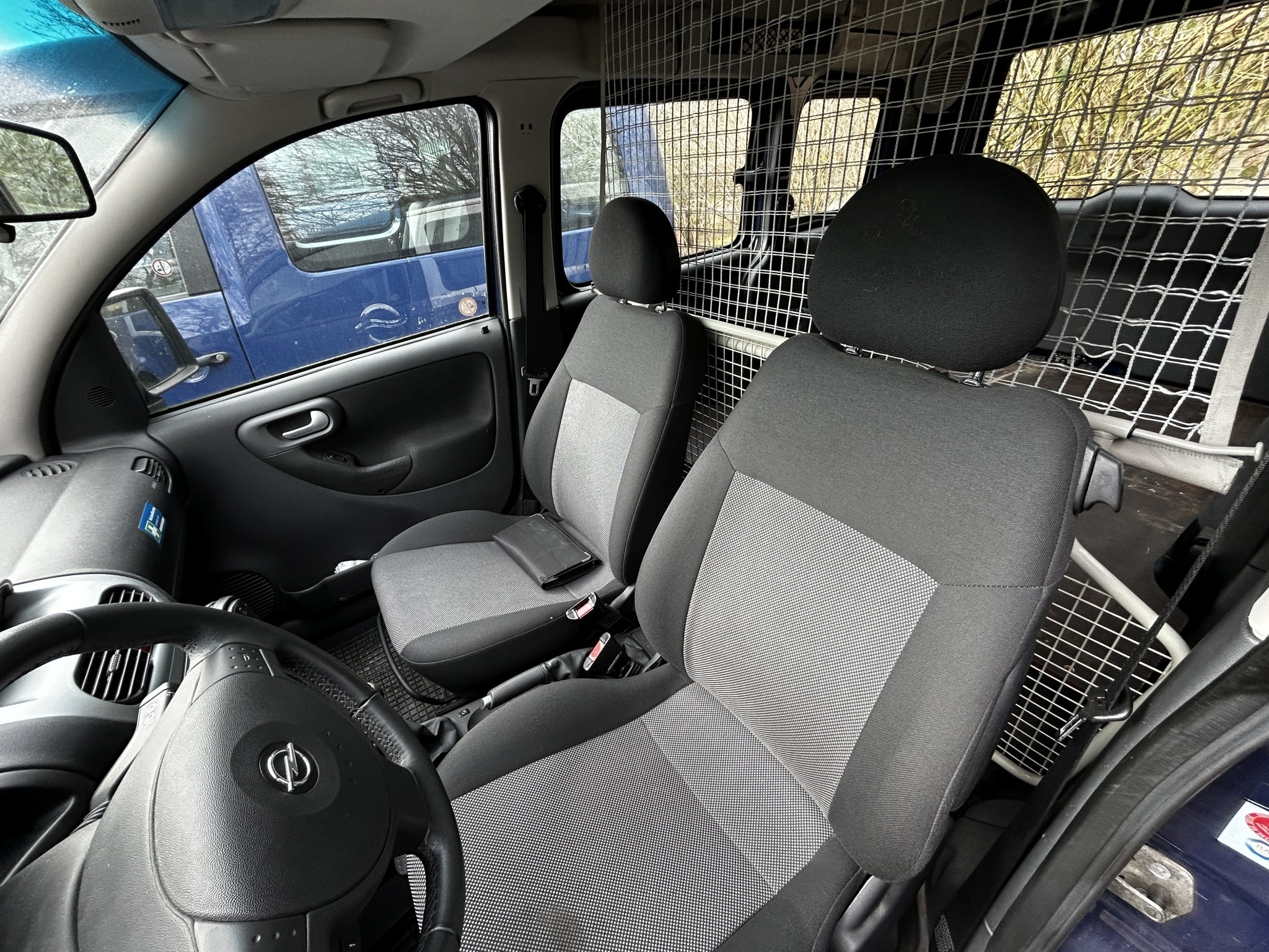 Material de laboratório em bom estado de conservação proveniente das existências públicas
-13