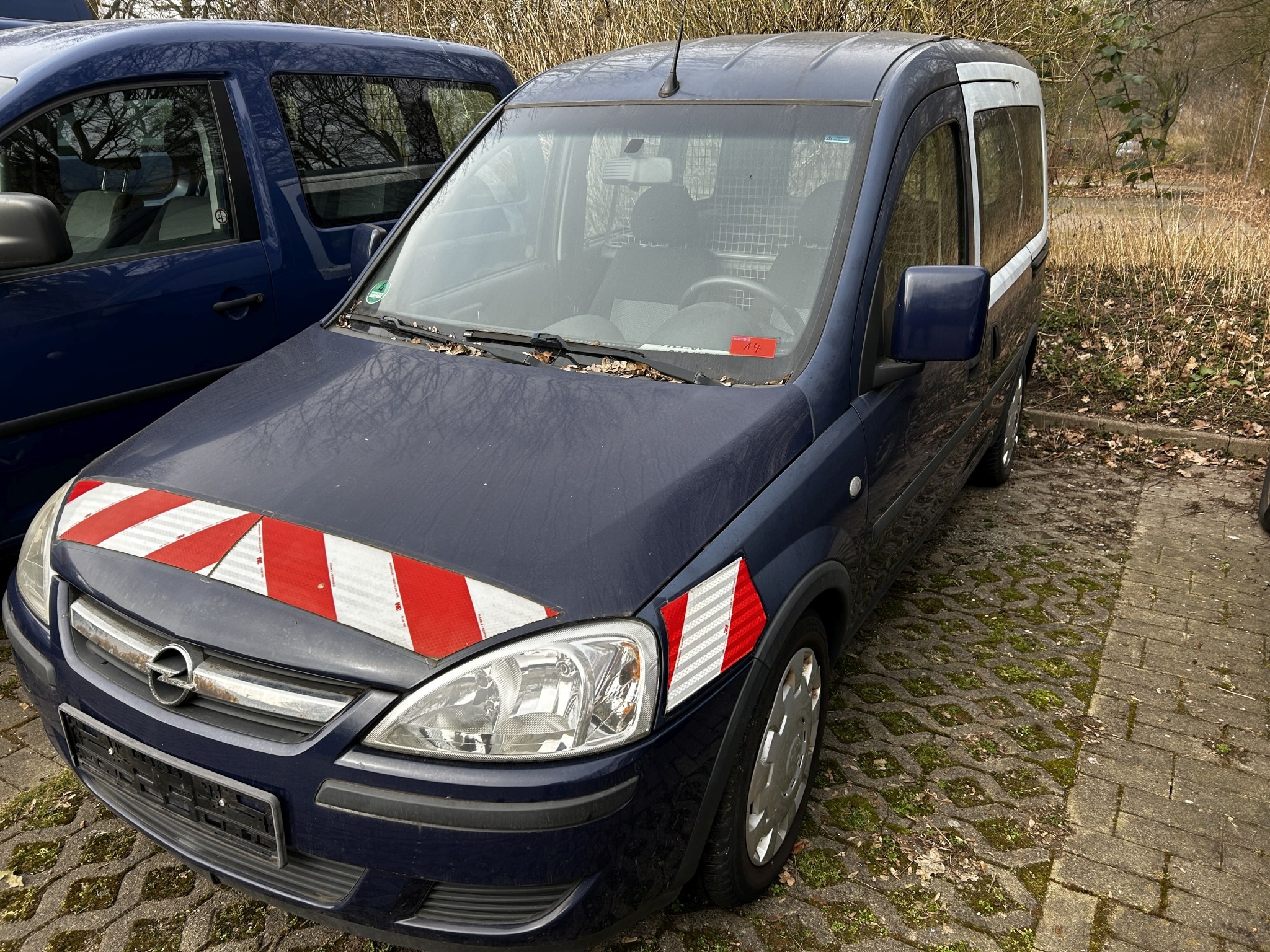 Material de laboratório em bom estado de conservação proveniente das existências públicas
-2