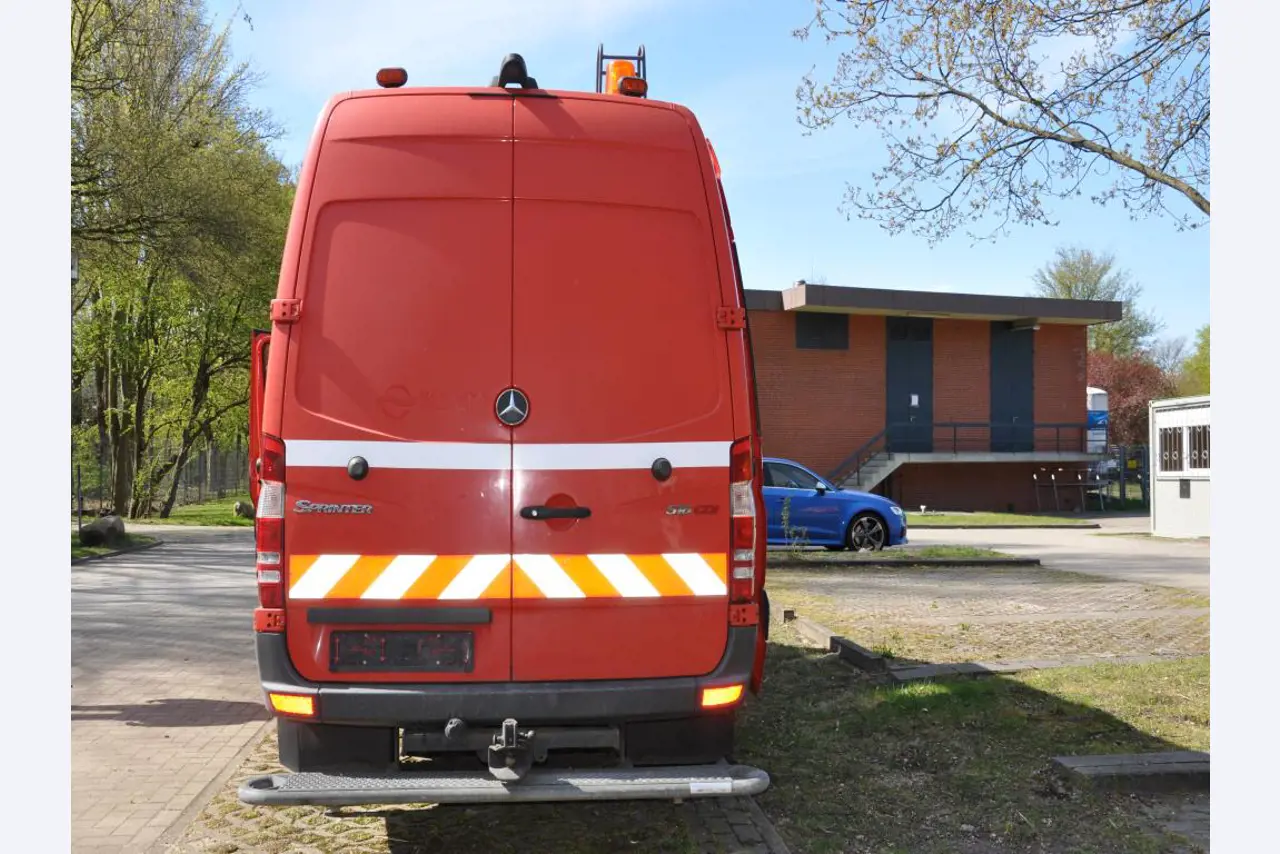 Dobrze utrzymane pojazdy komunalne, komunalne i innych władz publicznych-15