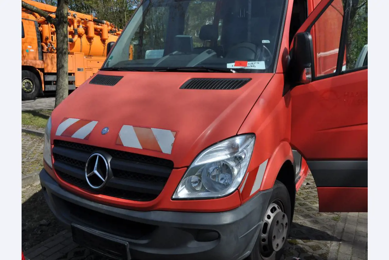 Dobrze utrzymane pojazdy komunalne, komunalne i innych władz publicznych-17