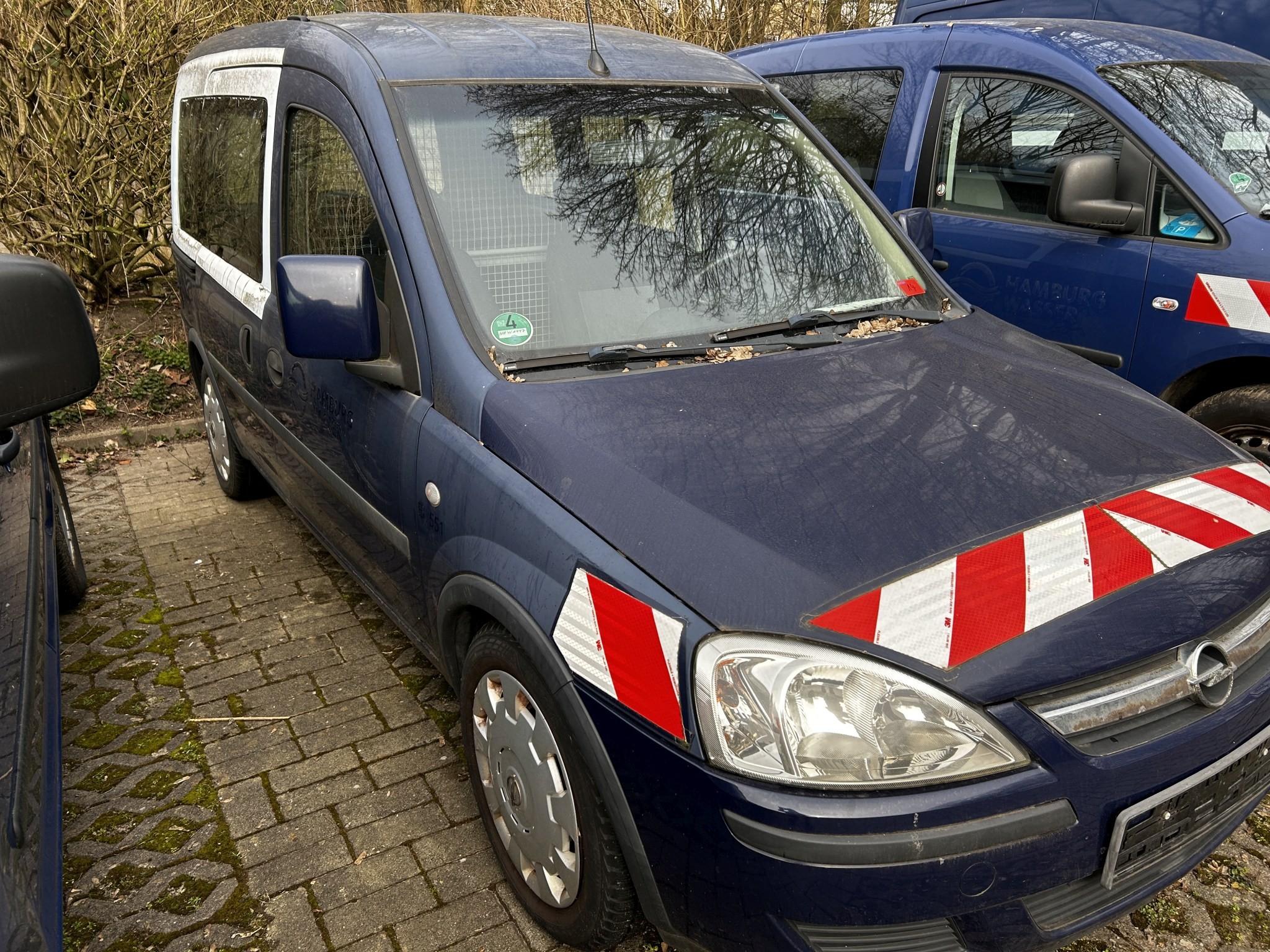 Material de laboratório em bom estado de conservação proveniente das existências públicas
-4