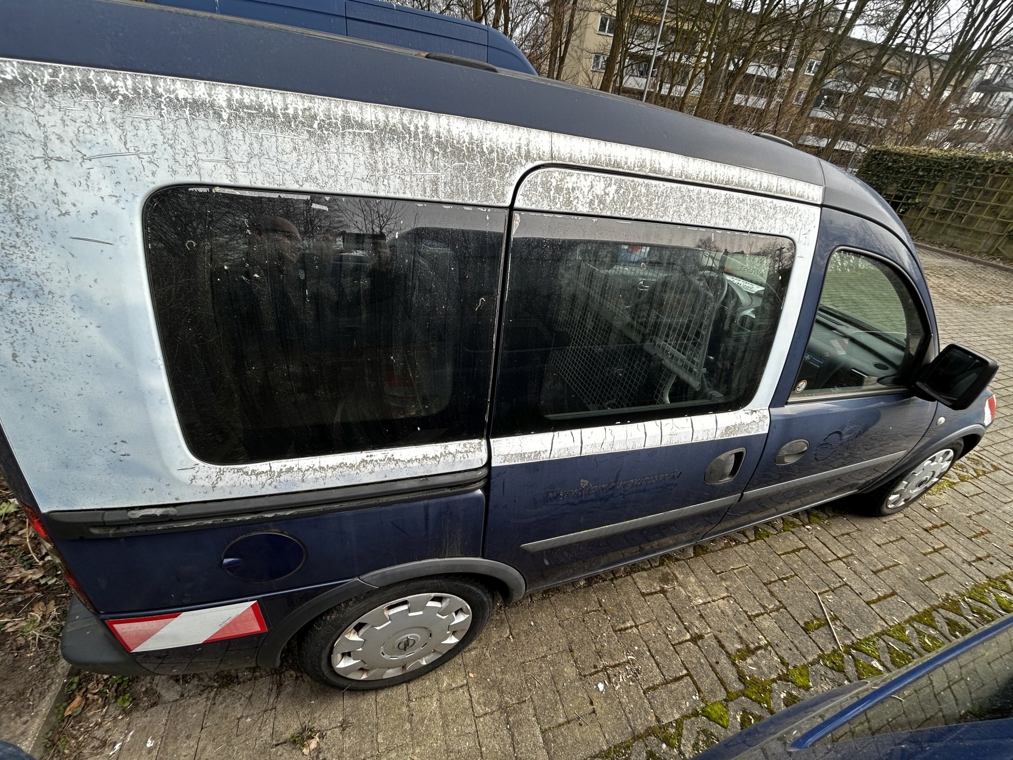 Material de laboratório em bom estado de conservação proveniente das existências públicas
-5