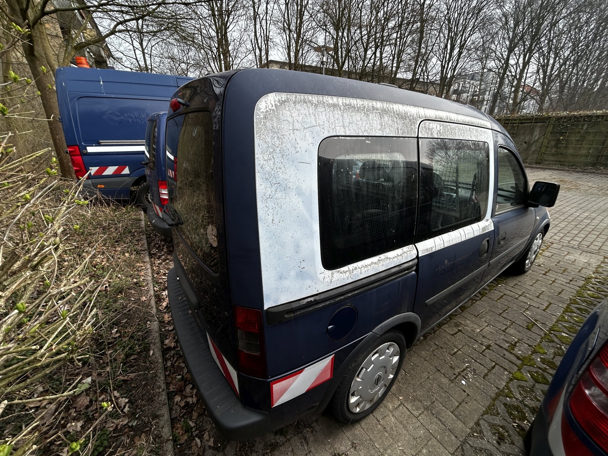 Material de laboratório em bom estado de conservação proveniente das existências públicas
-7