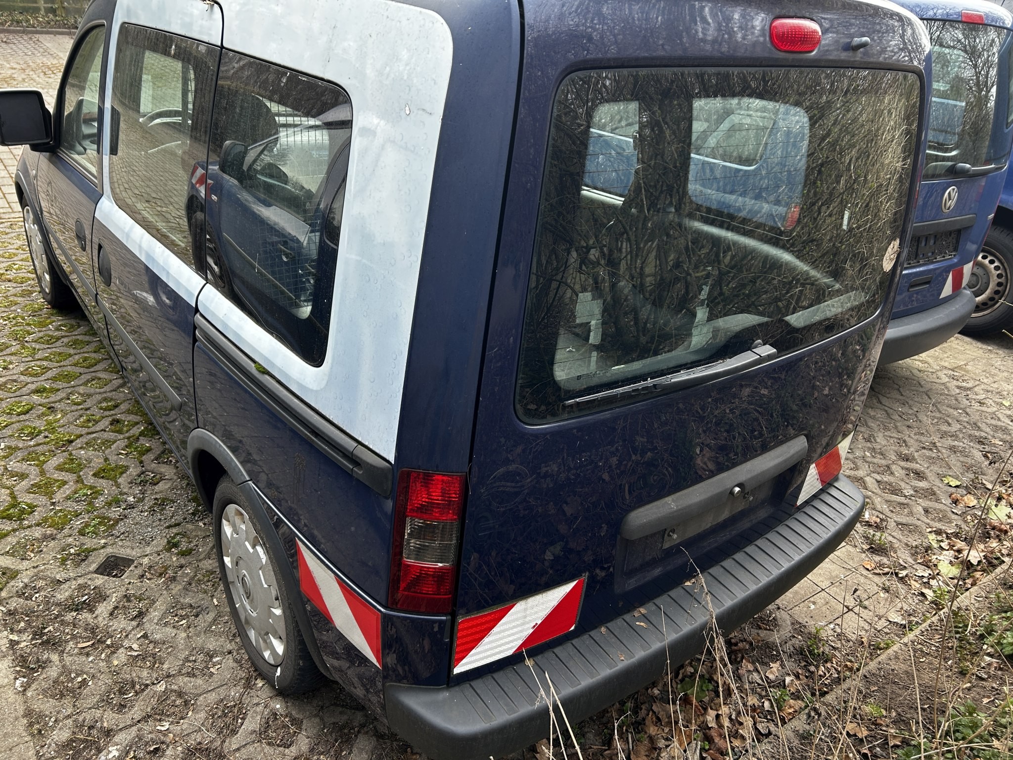 Material de laboratório em bom estado de conservação proveniente das existências públicas
-8