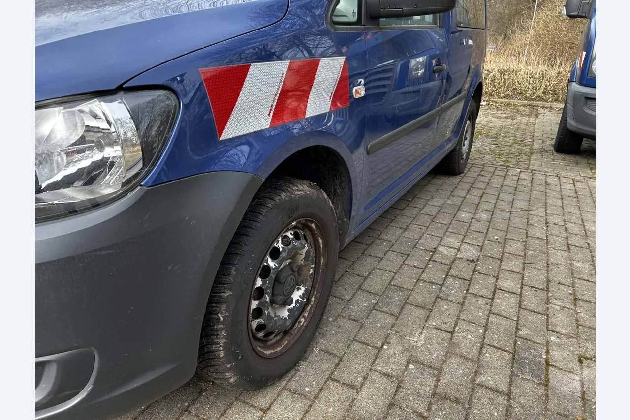 Diverse gemeentelijke voertuigen, werkplaatsvoertuigen, auto´s en apparatuur-12