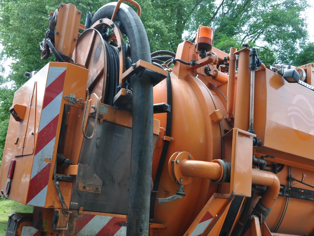 Dobro vzdrževana laboratorijska oprema iz državnih zalog
-23