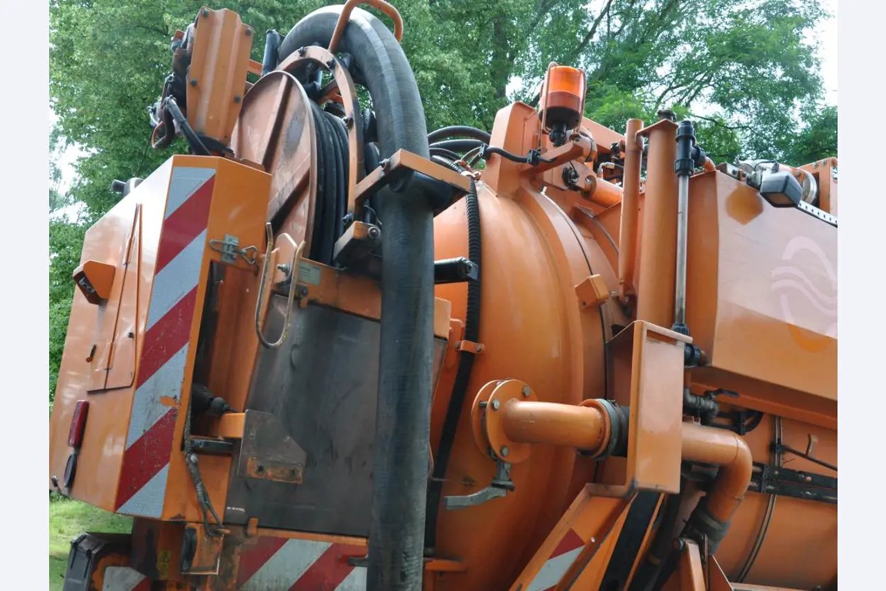 Dobro vzdrževana laboratorijska oprema iz državnih zalog
-23