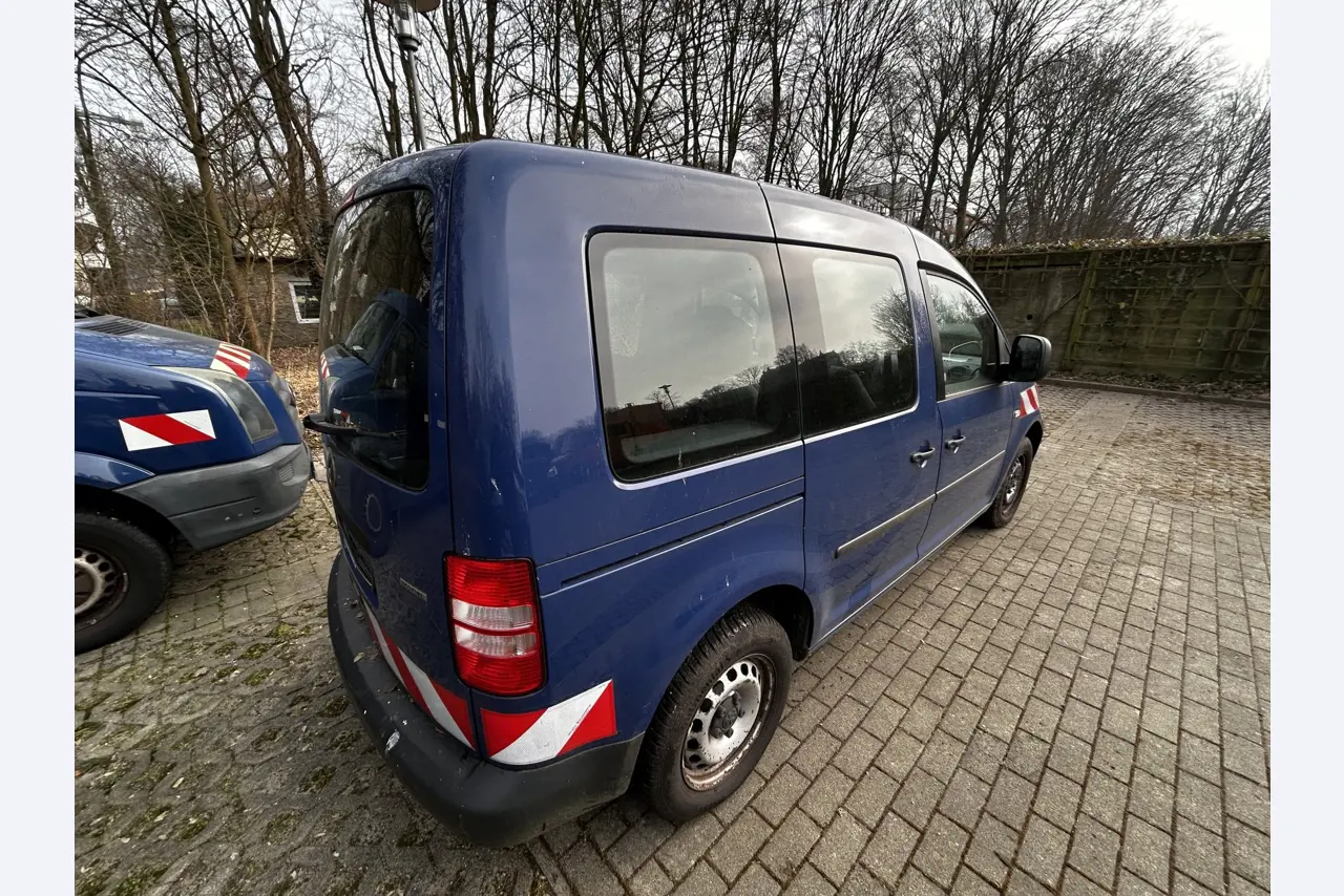 Diverse gemeentelijke voertuigen, werkplaatsvoertuigen, auto´s en apparatuur-7