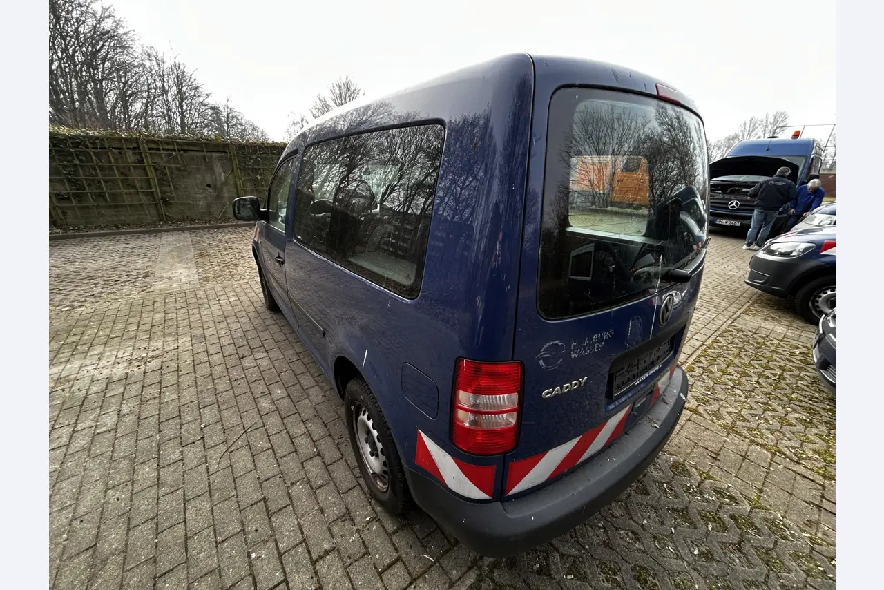 Diverse gemeentelijke voertuigen, werkplaatsvoertuigen, auto´s en apparatuur-9