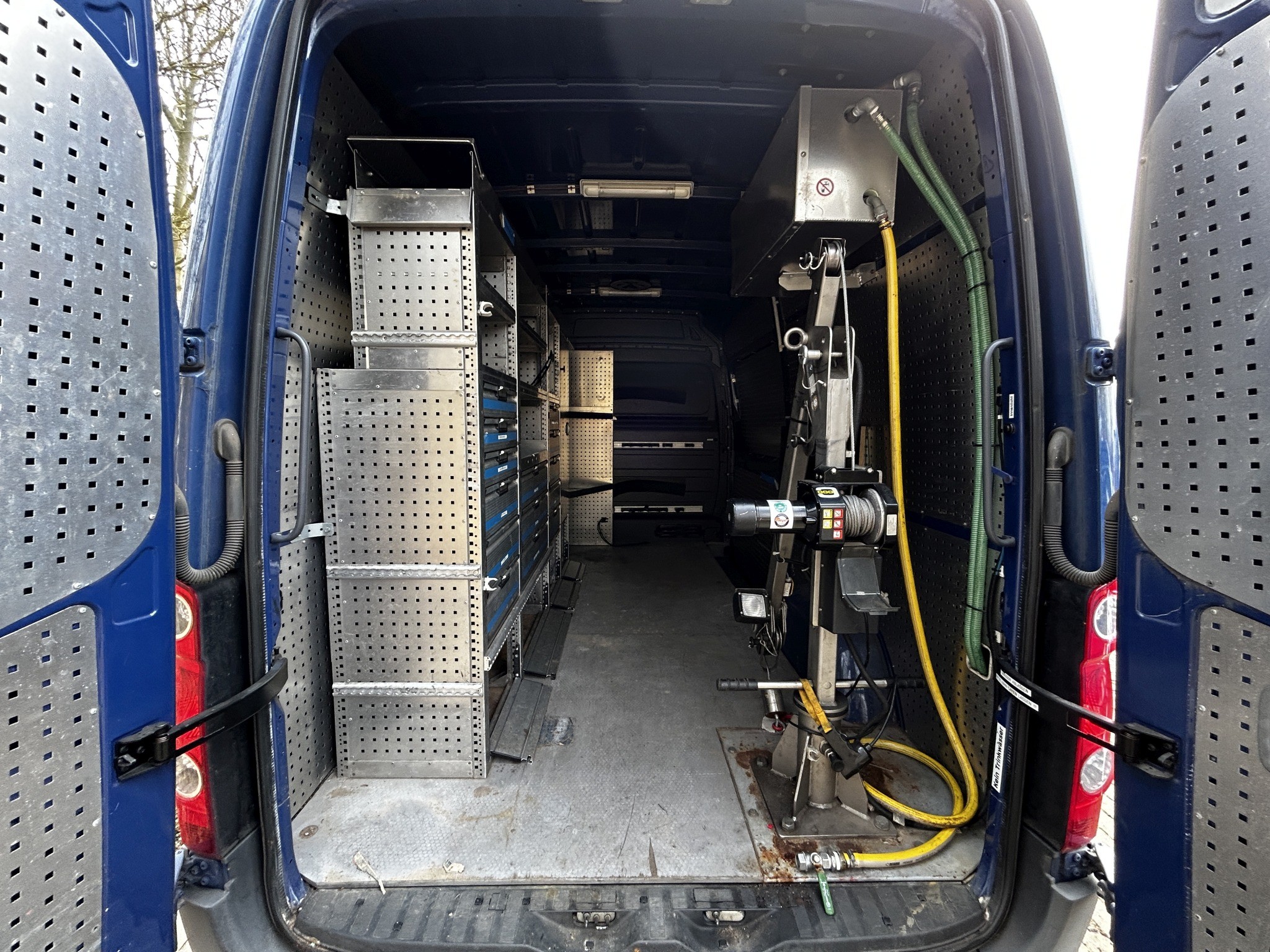 Dobro vzdrževana laboratorijska oprema iz državnih zalog
-19