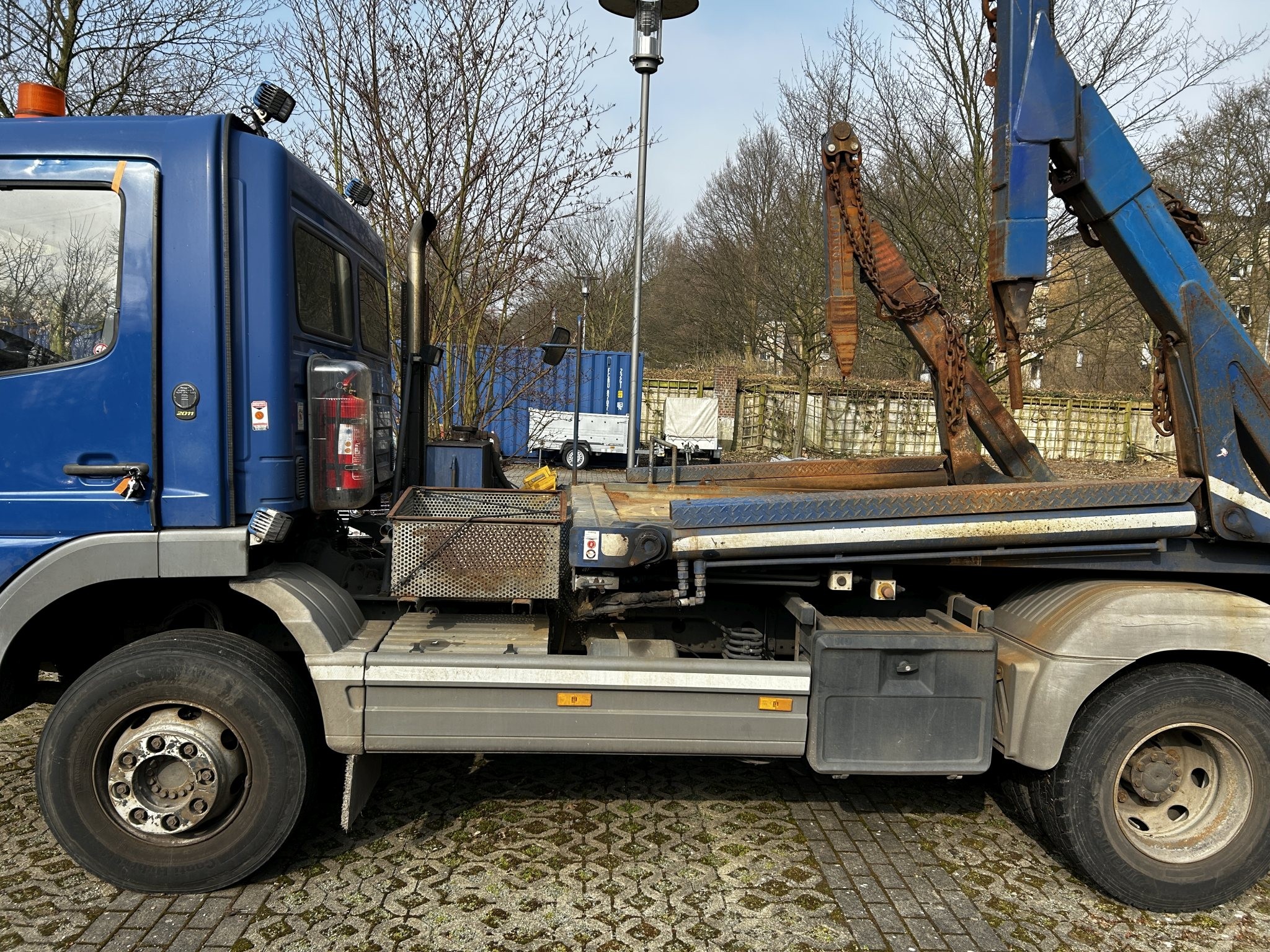 Material de laboratório em bom estado de conservação proveniente das existências públicas
-11