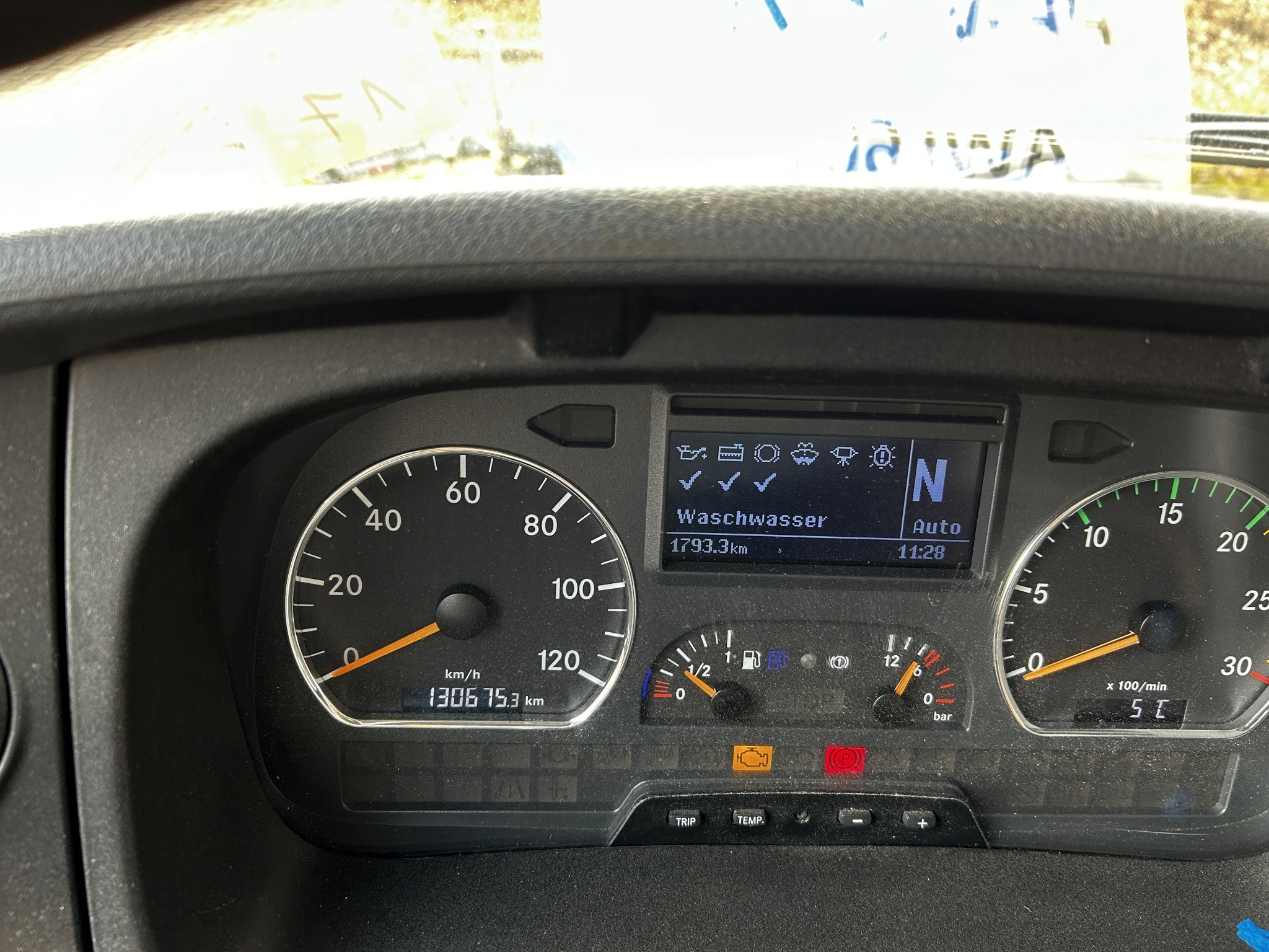 Material de laboratório em bom estado de conservação proveniente das existências públicas
-13