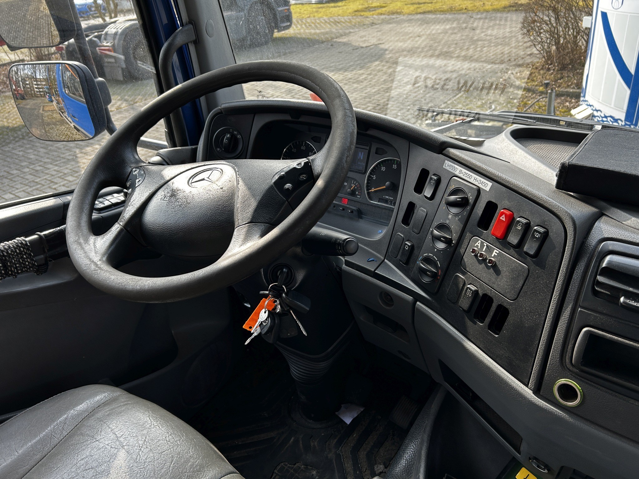 Material de laboratório em bom estado de conservação proveniente das existências públicas
-15