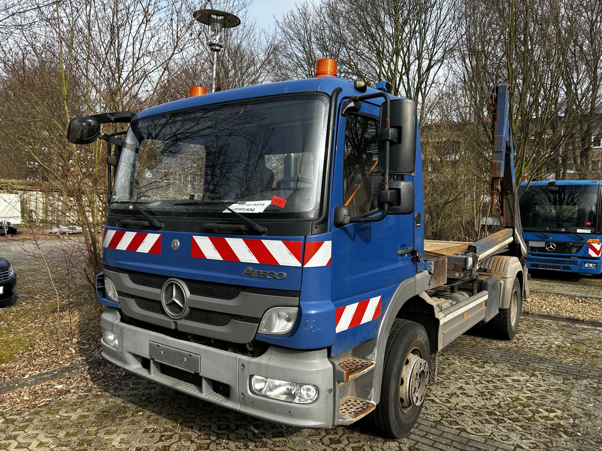 Material de laboratório em bom estado de conservação proveniente das existências públicas
-2