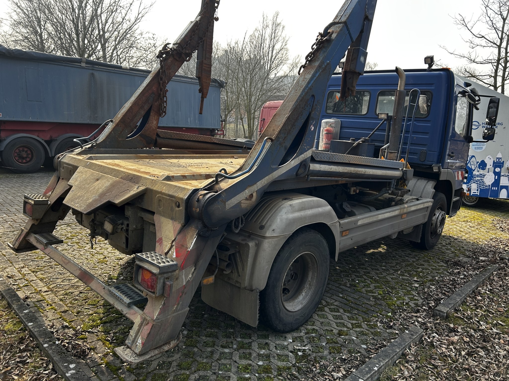 Material de laboratório em bom estado de conservação proveniente das existências públicas
-7