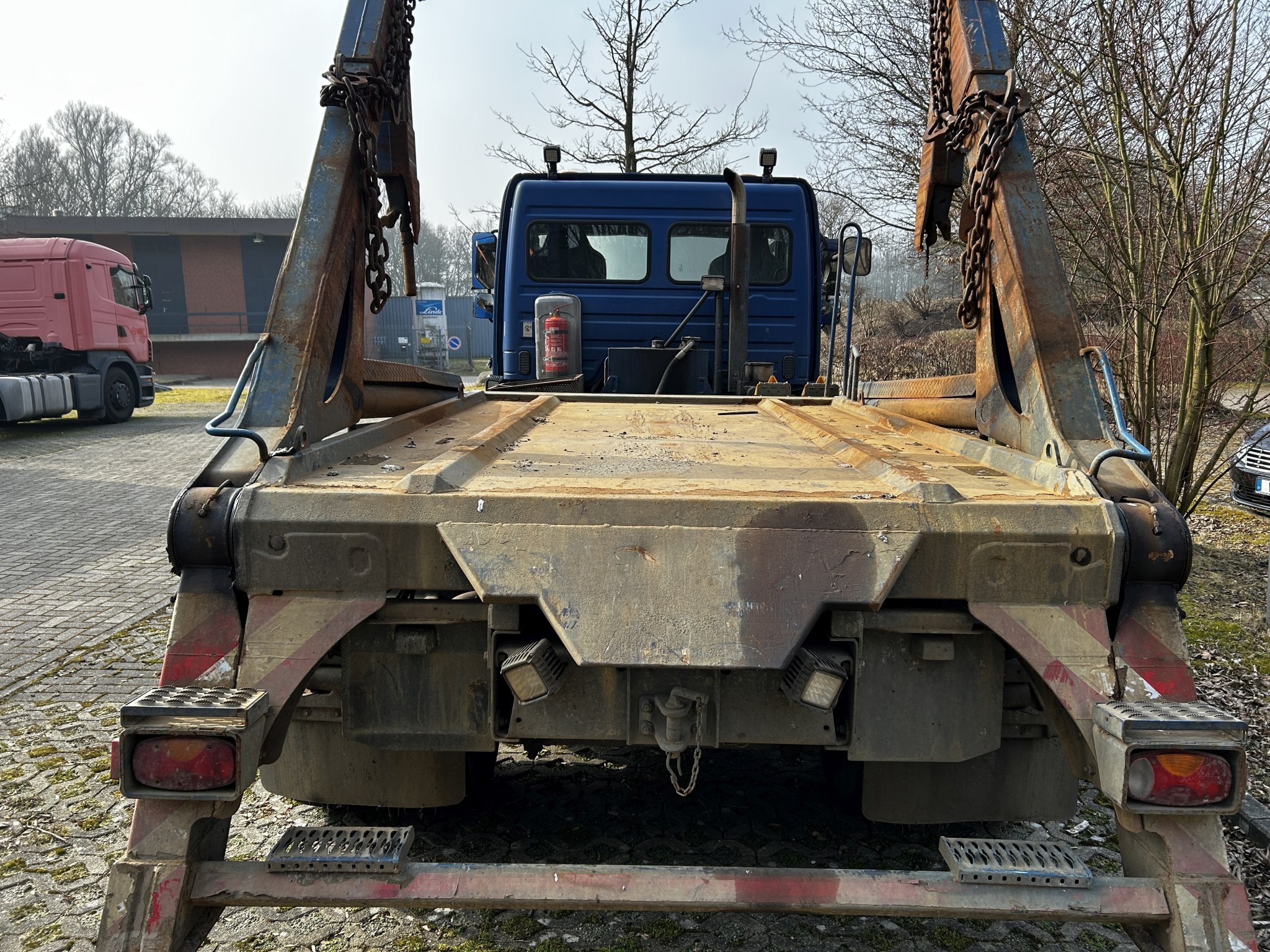 Material de laboratório em bom estado de conservação proveniente das existências públicas
-8
