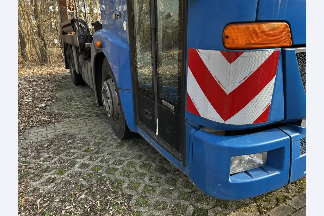 Veículos municipais, de serviços públicos e de outras autoridades públicas em bom estado de conservação-5