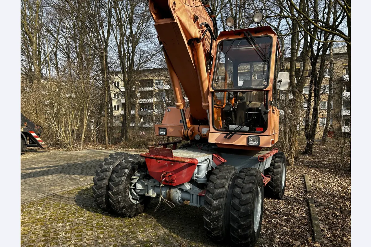 Diversos veículos municipais, veículos-oficina e automóveis-10