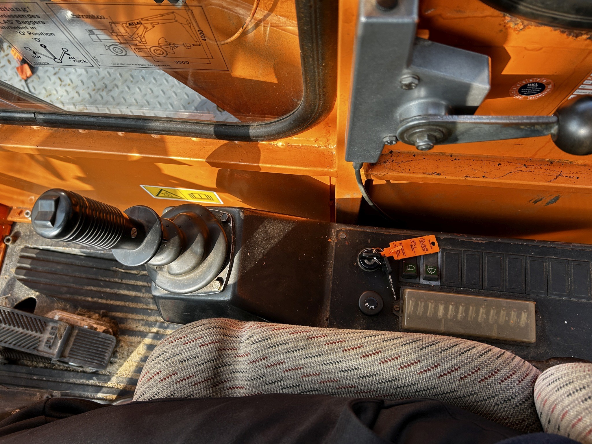 Dobro vzdrževana laboratorijska oprema iz državnih zalog
-14