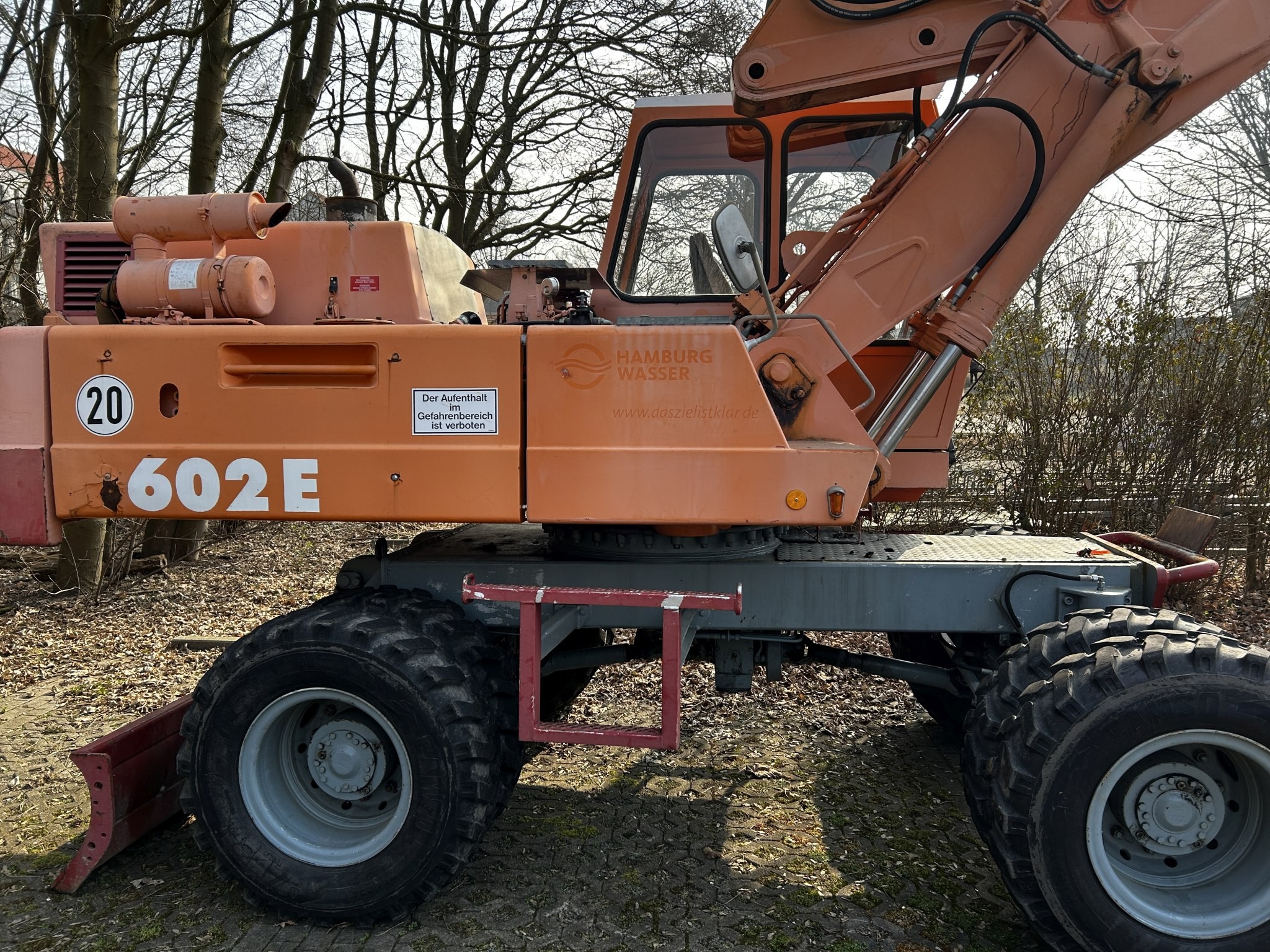 Dobro vzdrževana laboratorijska oprema iz državnih zalog
-4